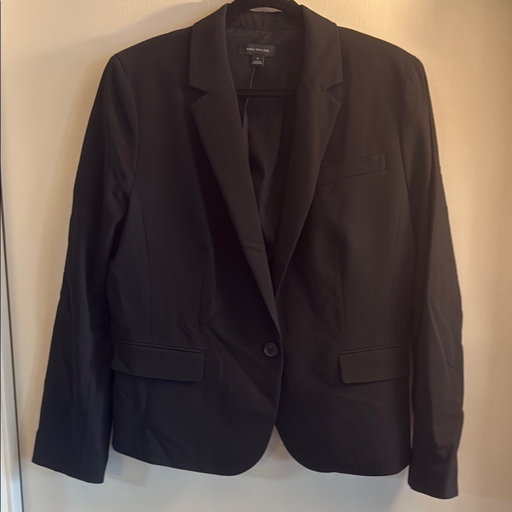 Ann Taylor Black Tailored Blazer with Structured Design